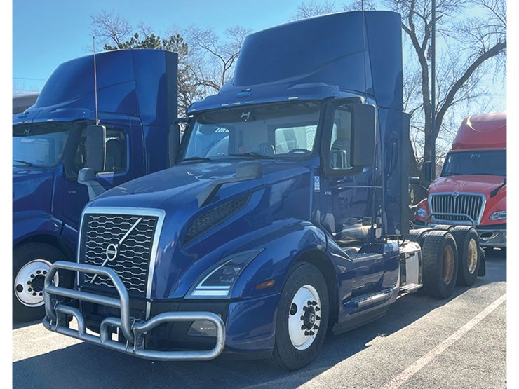 2018-volvo-vnl300-image-1