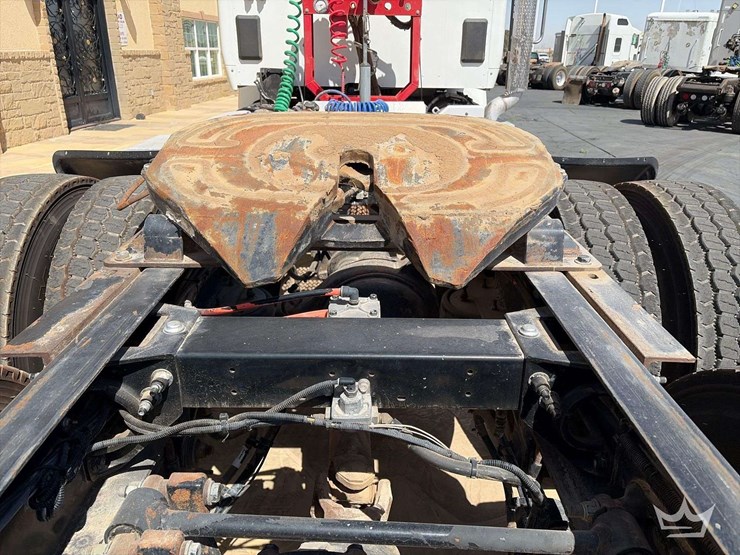 2015-peterbilt-567-image-19