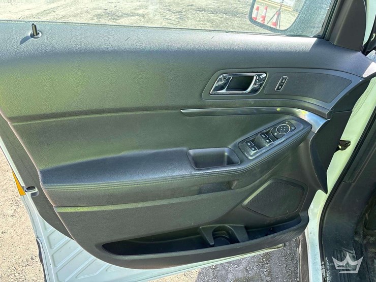 2015-ford-explorer-image-12