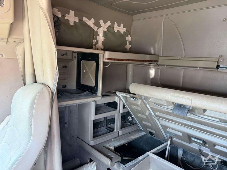 2007-international-9400i-t/a-sleeper-cab-truck-tractor-image-16