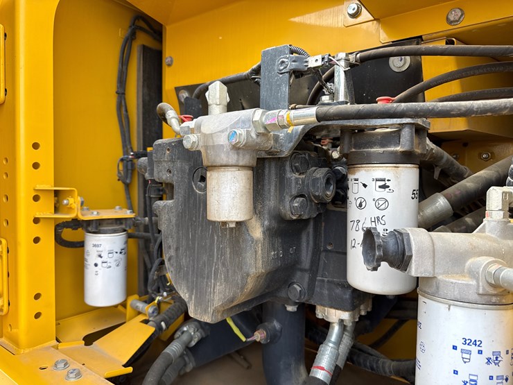 2023-komatsu-pc210-image-16