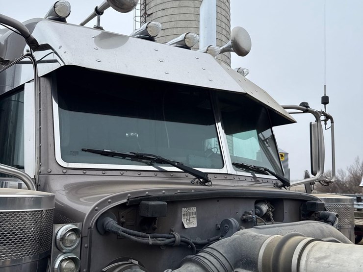 2016-peterbilt-389-image-129