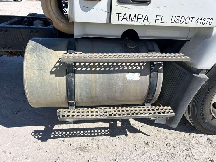 2006-volvo-vnm-s/a-day-cab-truck-tractor-image-22