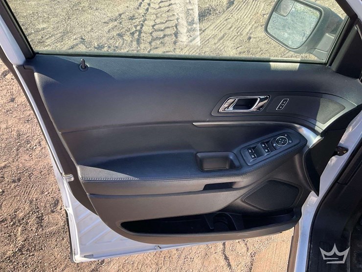 2016-ford-explorer-image-11