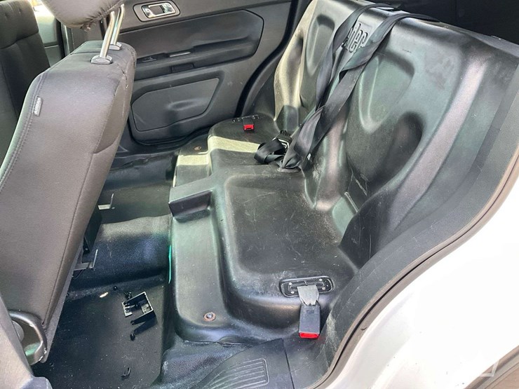 2016-ford-explorer-image-21