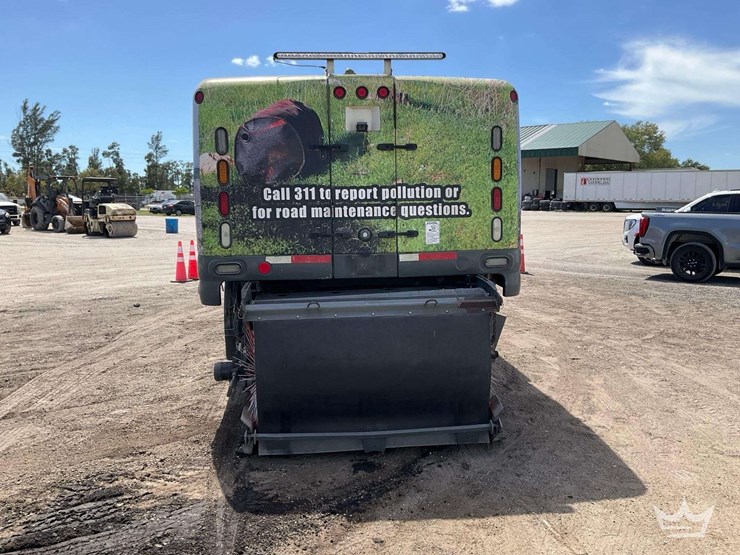 2018-freightliner-m2-106-image-35