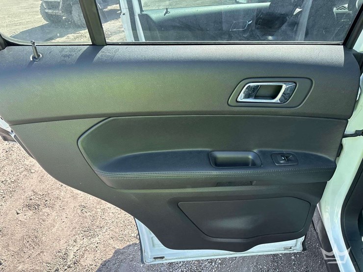 2015-ford-explorer-image-19