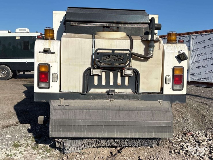 2016-isuzu-nrr-image-23