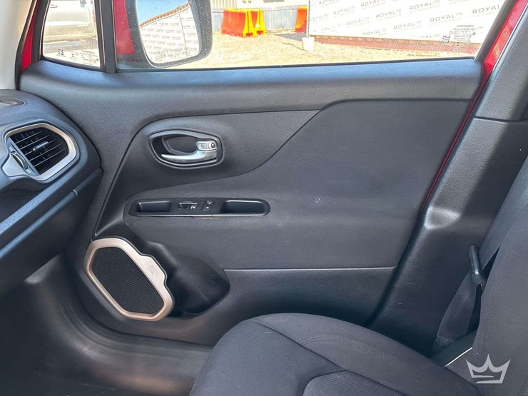 2015-jeep-renegade-image-18