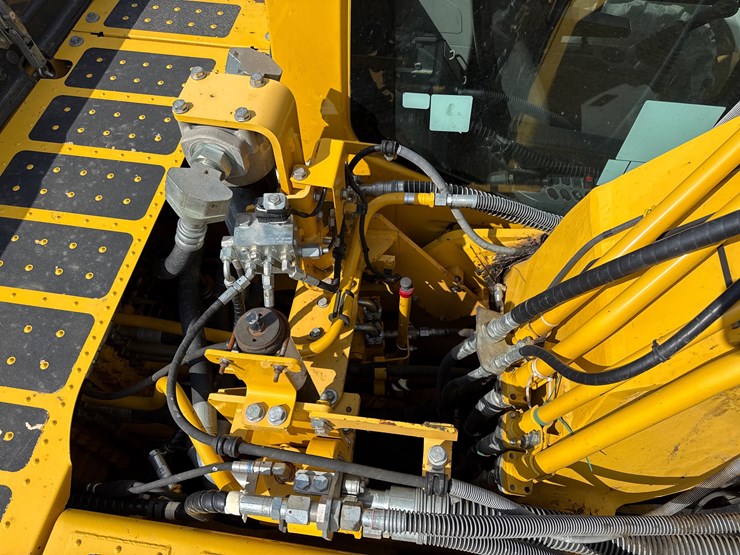 2023-komatsu-pc210-image-36