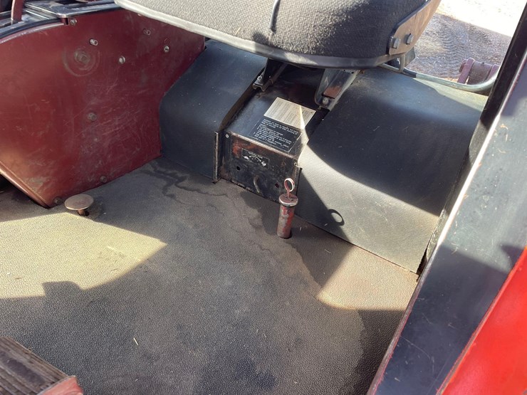 allis-chalmers-7040-2wd-tractor—1-owner-image-30