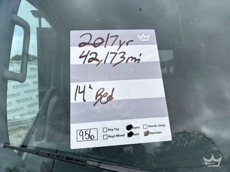 2017-isuzu-npr-image-24