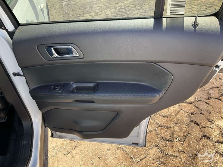 2015-ford-explorer-image-21