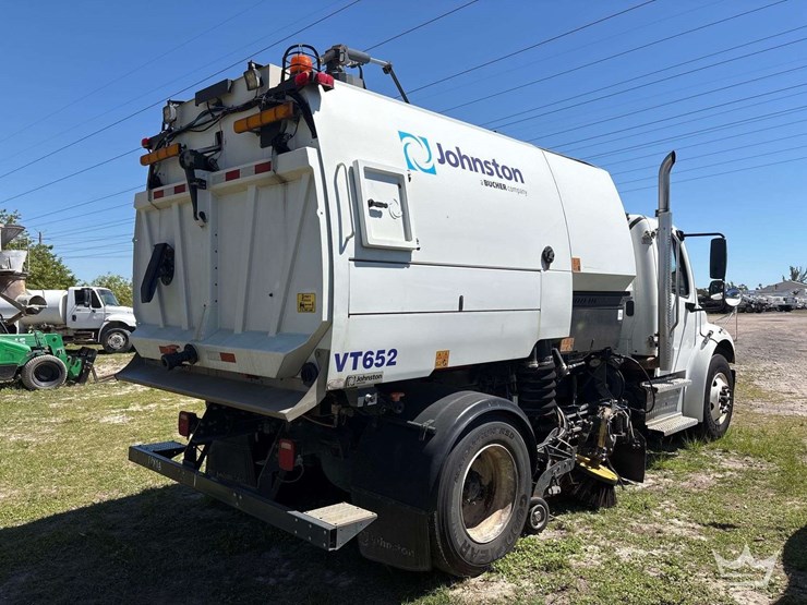 2020-freightliner-m2-106-image-3