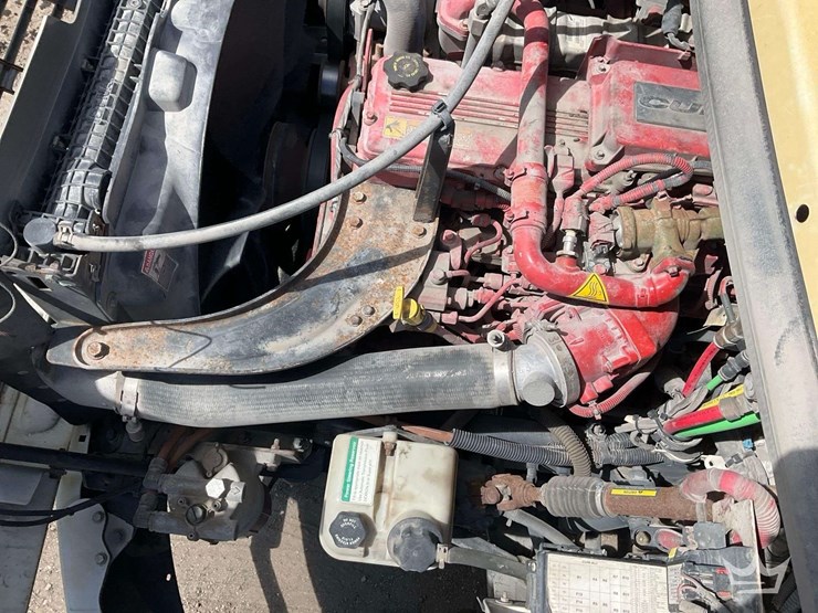 2018-freightliner-m2-106-image-13