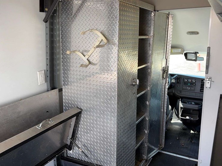 2010-chevrolet-express-3500-image-23