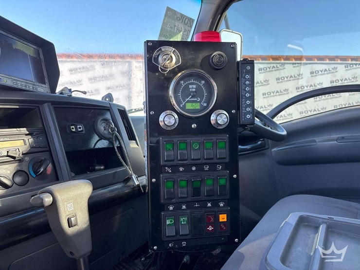 2016-isuzu-nrr-image-16