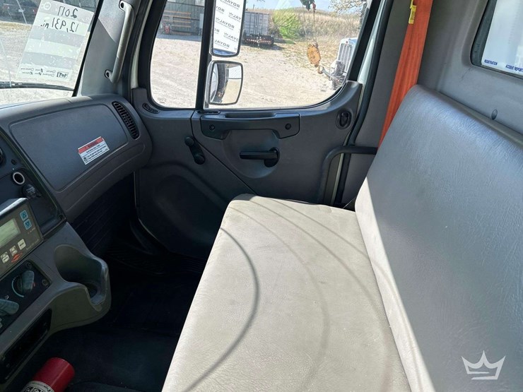 2017-freightliner-m2-106-image-17