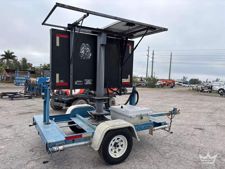 2015-solartech-silent-messenger-towable-solar-message-board-image-3