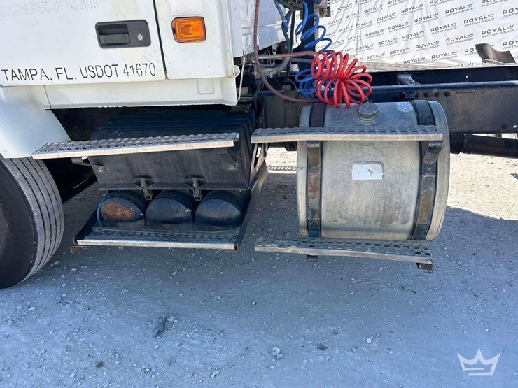 2006-volvo-vnm-s/a-day-cab-truck-tractor-image-17