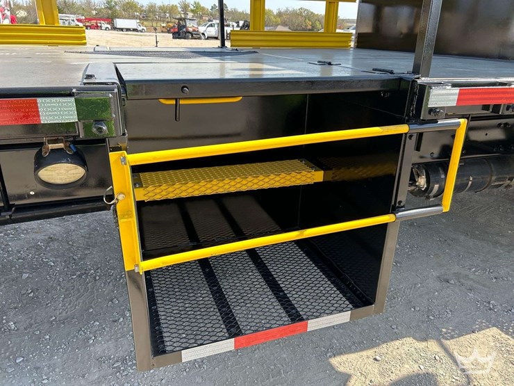 2017-freightliner-m2-106-image-26