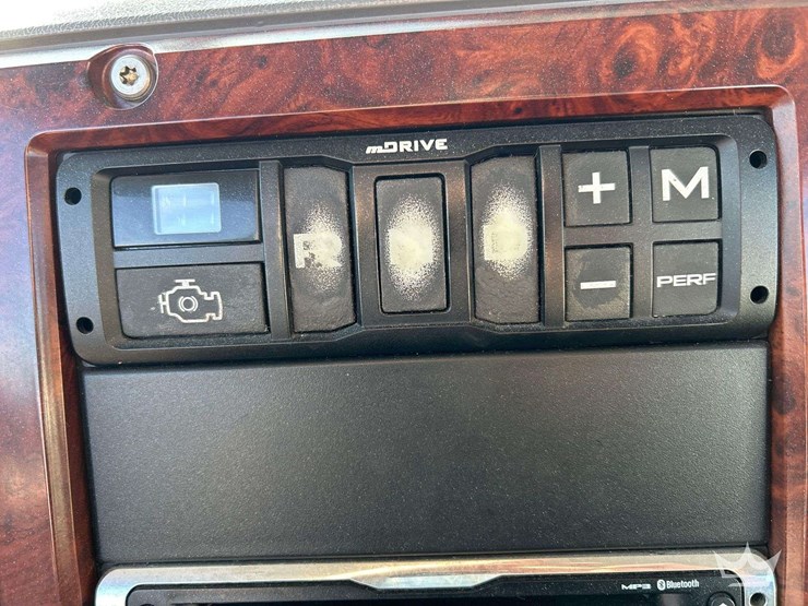 2013-mack-cxu613-t/a-day-cab-truck-tractor-image-19