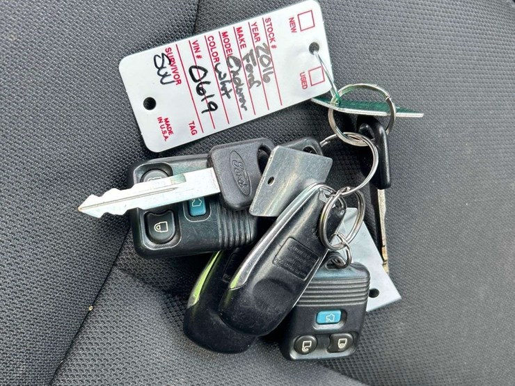 2016-ford-explorer-image-25