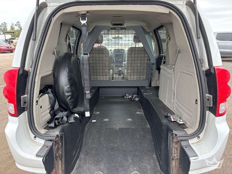 2014-dodge-caravan-image-12