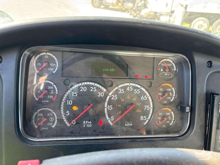 2020-freightliner-m2-106-image-6