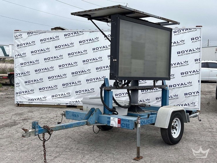 2015-solartech-silent-messenger-towable-solar-message-board-image-1