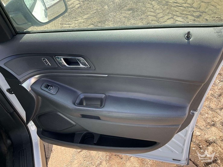 2016-ford-explorer-image-24