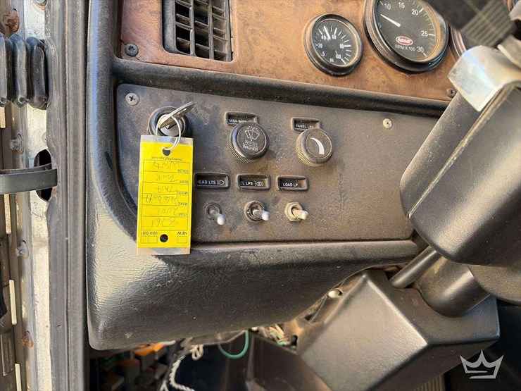 2001-peterbilt-378-image-10