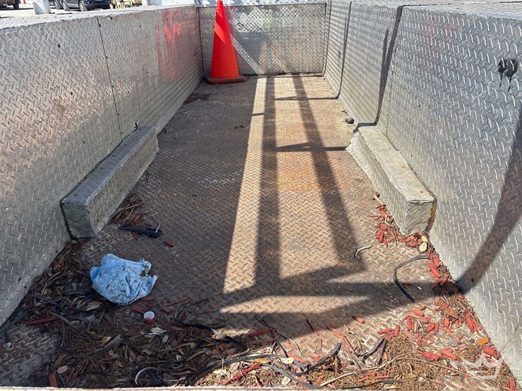 2007-isuzu-npr-image-11