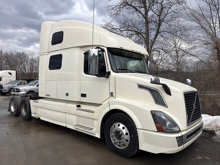 2017-volvo-vnl780-image-1