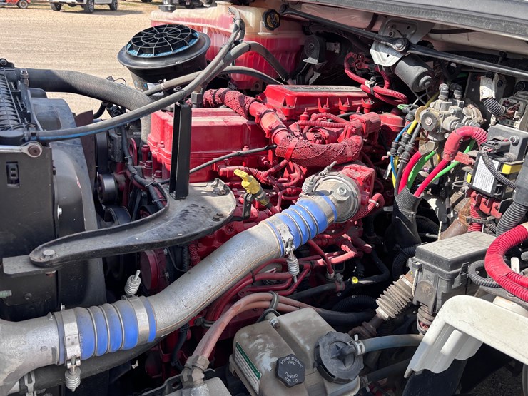 2014-freightliner-m2-106-image-28