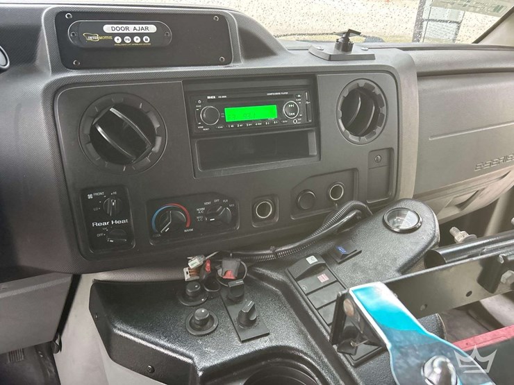 2015-ford-e350-image-18