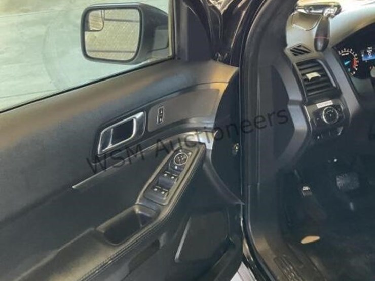 2017-ford-explorer-image-23