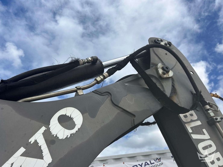 2013-volvo-bl70b-image-16