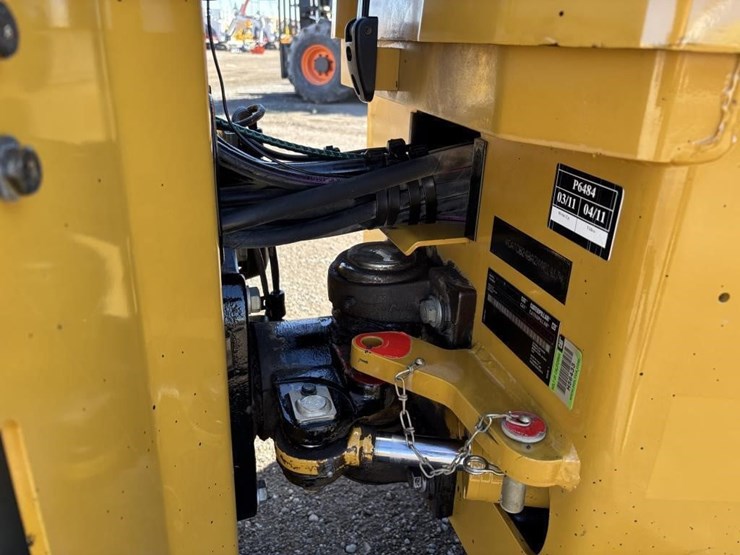 2018-caterpillar-cb24b-image-16