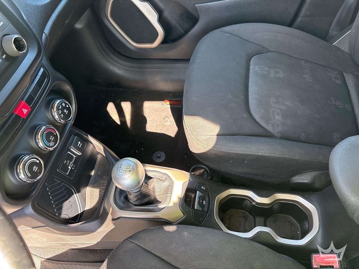 2015-jeep-renegade-image-17