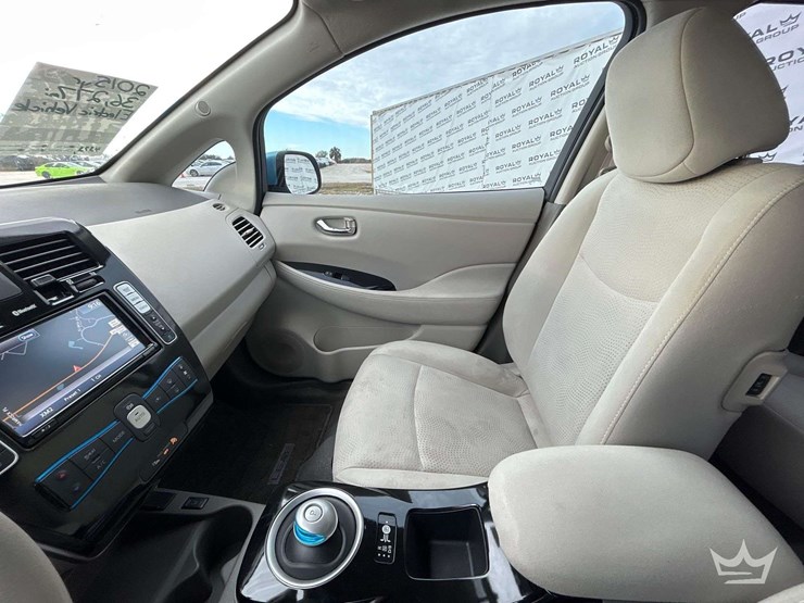 2015-nissan-leaf-hatchback-image-19