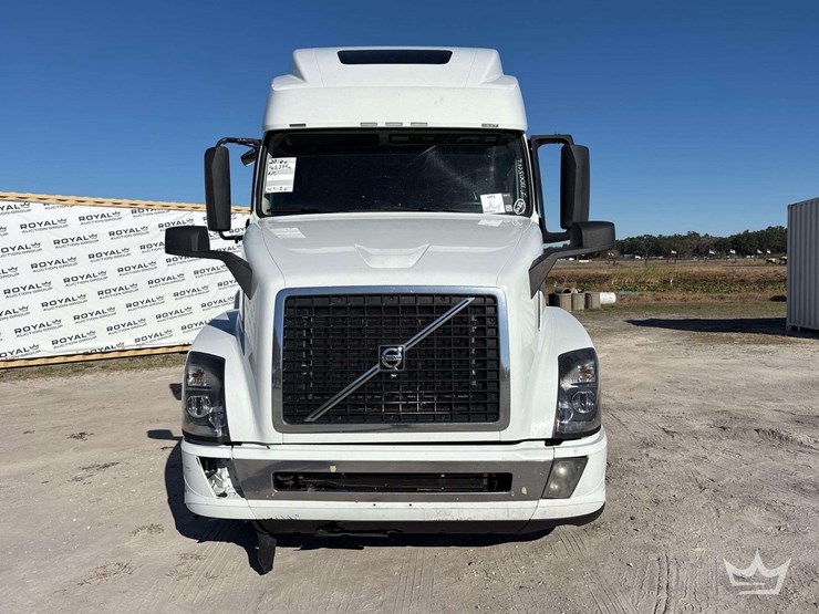 2016-volvo-vnl-t/a-sleeper-cab-truck-tractor-image-51