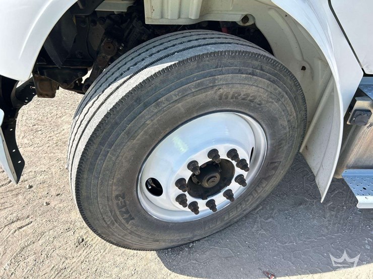 2017-freightliner-m2-106-image-27