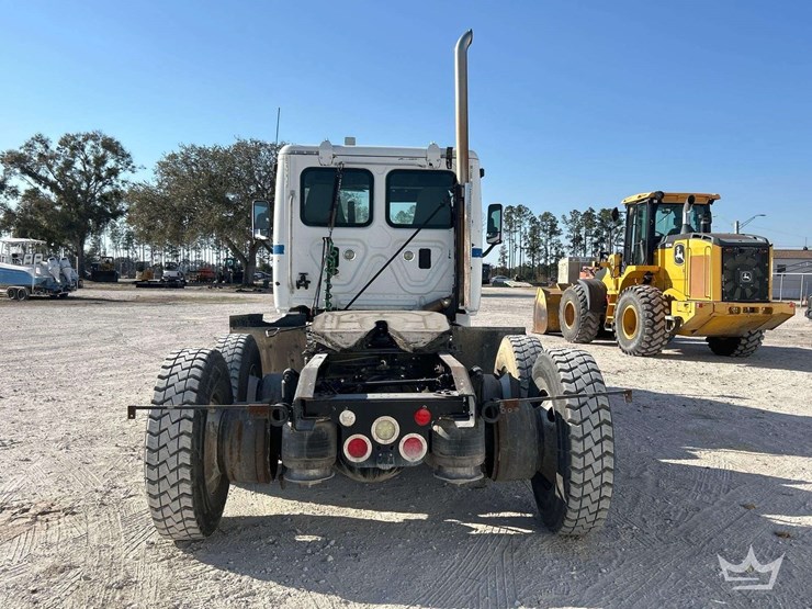 2013-freightliner-cascadia-125-image-42