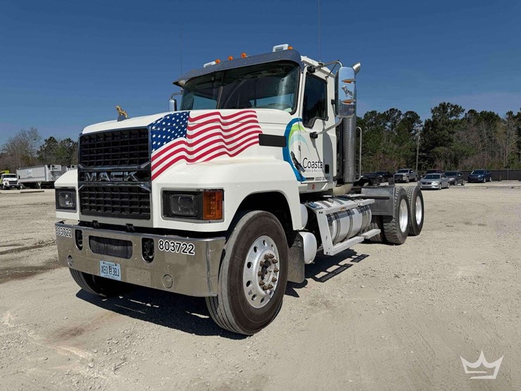 2022-mack-pinnacle-t/a-day-cab-truck-tractor-image-1