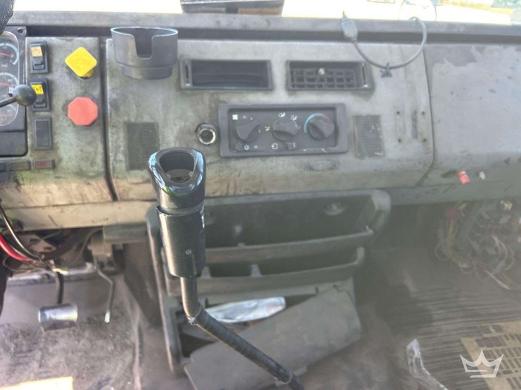 2001-freightliner-fl112-image-17