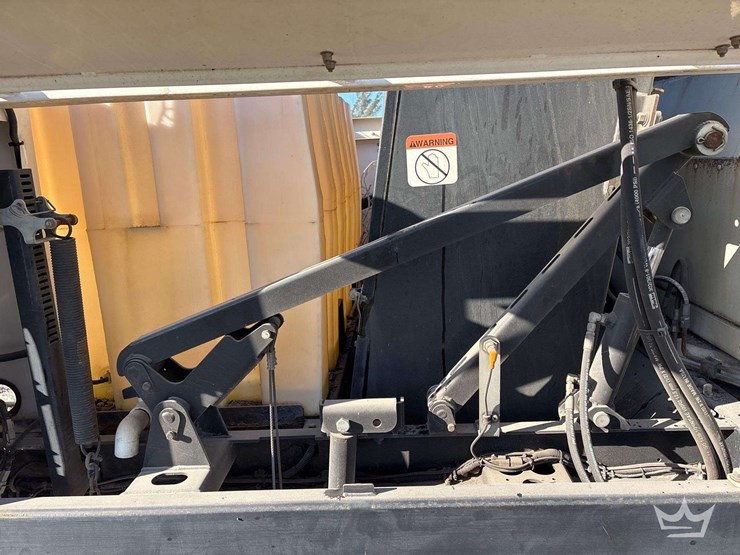 2016-isuzu-nrr-image-24