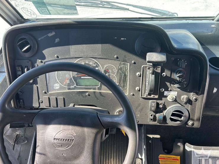 2010-workhorse-w62-image-11