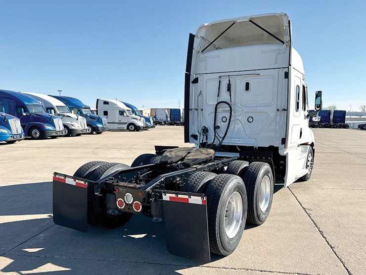 2022-freightliner-cascadia-116-image-2