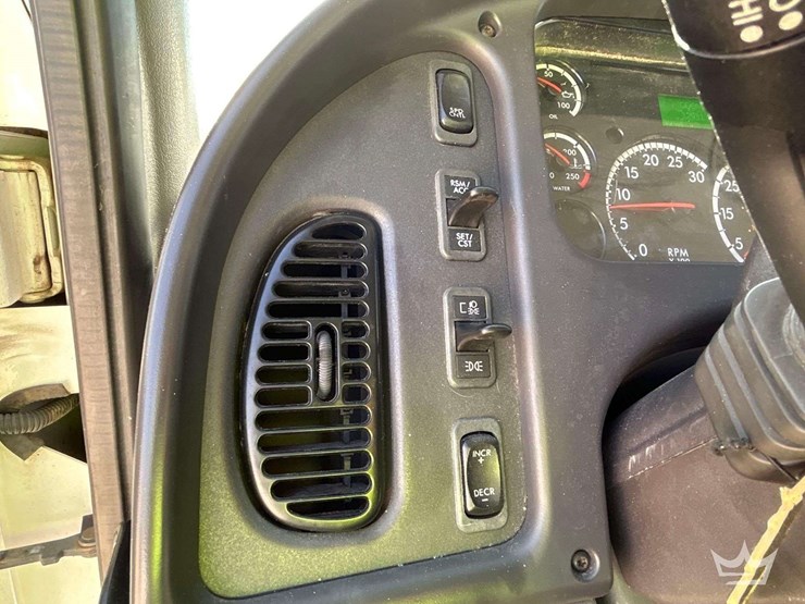 2017-freightliner-m2-106-image-15